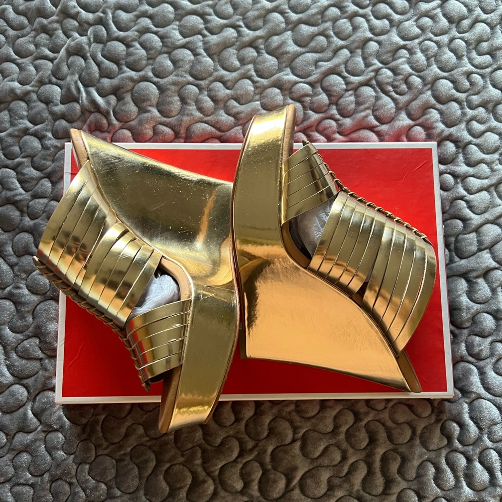 Coach Bristol Mirror Metallic - Gold - size 10 - worn twice, few scratches.